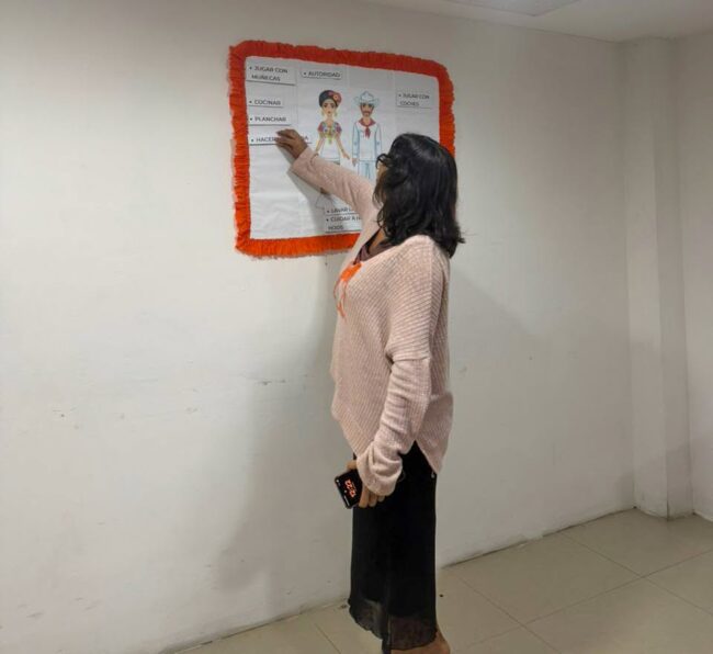 Personal del INMAYA participa en el Día Naranja con dinámica "Debe ser" para fortalecer la prevención de la violencia y la igualdad de género.