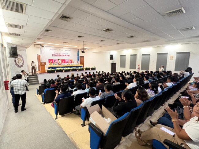 Participantes del Programa, durante una jornada de educación financiera en Quintana Roo.
