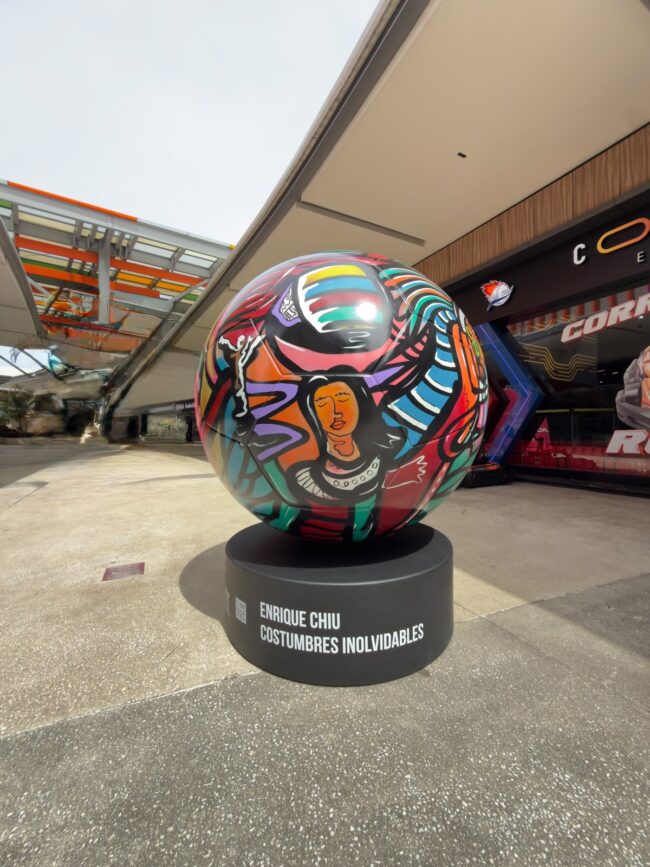 Descubra la Exposición Gol-E-Arte Riviera Maya, una muestra gratuita que une arte monumental, fútbol y cultura en Grand Outlet Riviera Maya.