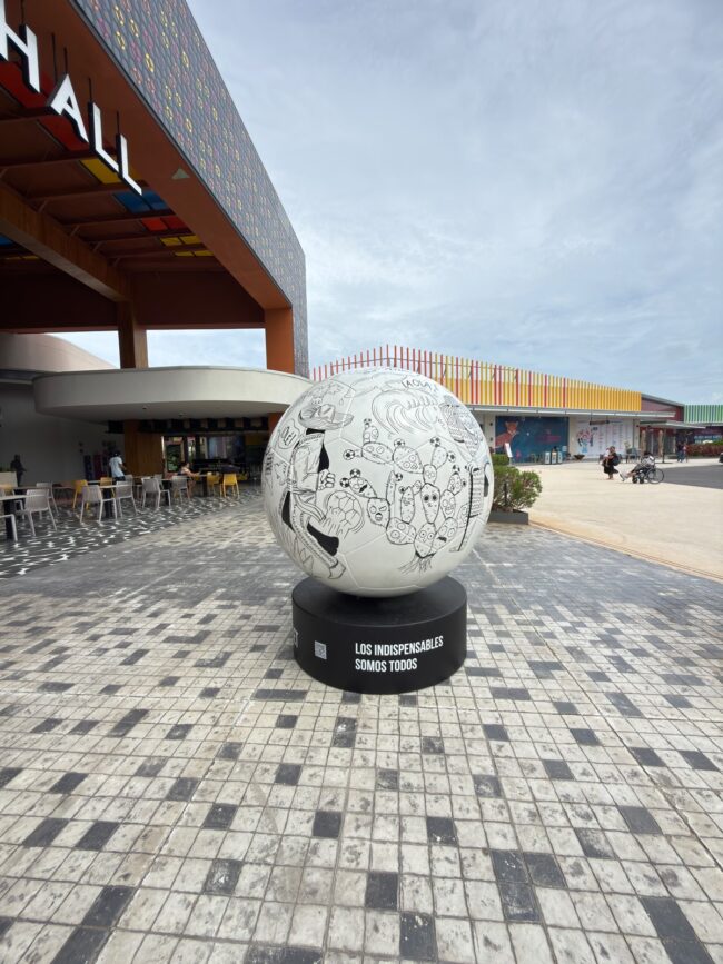 Descubra la Exposición Gol-E-Arte Riviera Maya, una muestra gratuita que une arte monumental, fútbol y cultura en Grand Outlet Riviera Maya.