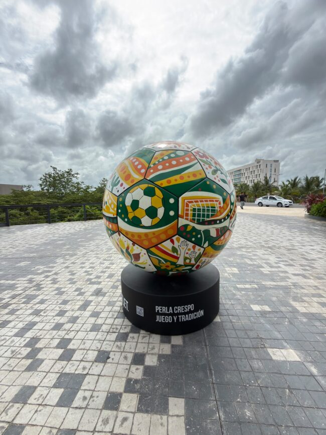 Descubra la Exposición Gol-E-Arte Riviera Maya, una muestra gratuita que une arte monumental, fútbol y cultura en Grand Outlet Riviera Maya.