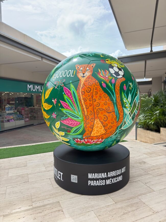 Descubra la Exposición Gol-E-Arte Riviera Maya, una muestra gratuita que une arte monumental, fútbol y cultura en Grand Outlet Riviera Maya.