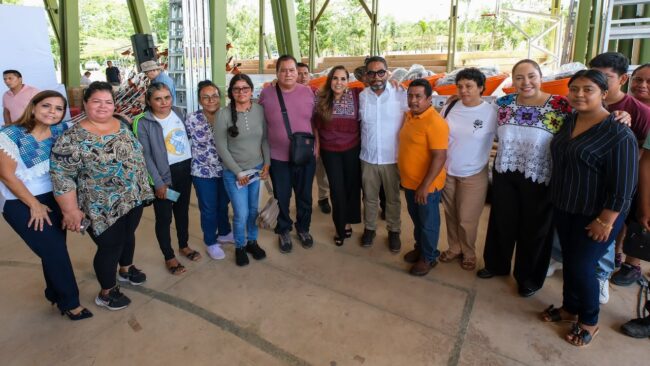 Mara Lezama entrega equipamiento e insumos a artesanas y productores mayas de Quintana Roo.