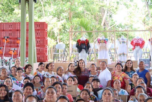 Mara Lezama entrega equipamiento e insumos a artesanas y productores mayas de Quintana Roo.