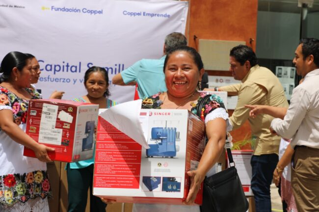 SEDE entrega apoyos del Programa Coppel Emprende a emprendedores de Quintana Roo.
