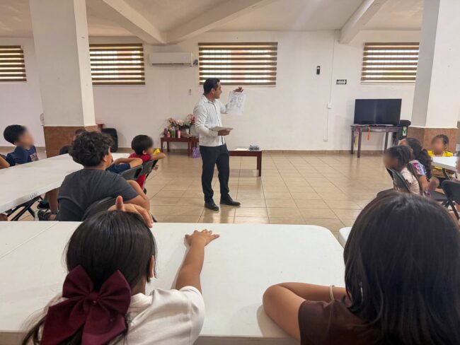 Taller Infantil de la Cultura Maya impartido por Jesús Liborio Chan Nahuat a niñas y niños en Quintana Roo.