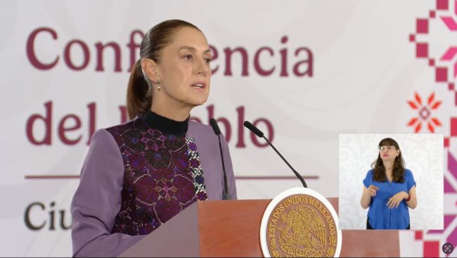 Claudia Sheinbaum durante el anuncio de Mara Lezama de los 187 consultorios del Servicio Universal de Salud, con elementos visuales que representen la atención médica en comunidades de Quintana Roo.