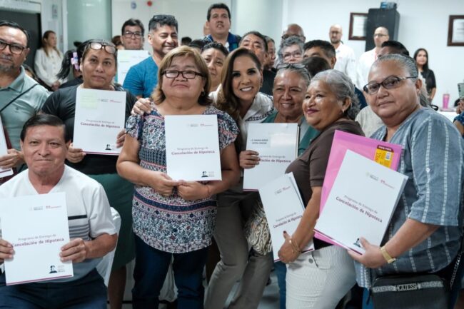 Mara Lezama encabezó la cancelación de hipotecas INFONAVIT para 100 familias de Quintana Roo y destacó el ahorro y la certeza jurídica.