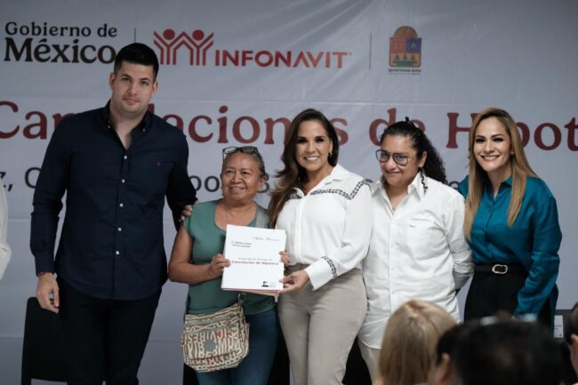 Mara Lezama encabezó la cancelación de hipotecas INFONAVIT para 100 familias de Quintana Roo y destacó el ahorro y la certeza jurídica.
