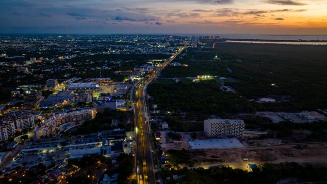Quintana Roo alcanza inversión pública récord en 2026, con hospitales, carreteras, puentes y obras estratégicas, informa Mara Lezama.