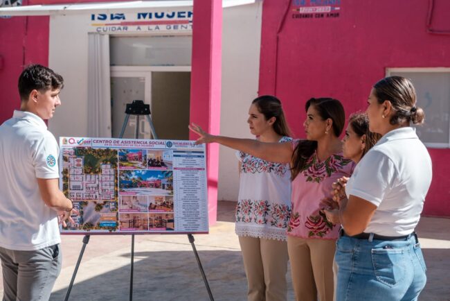 Mara y Verónica Lezama del DIF con Atenea Gómez Ricalde en la Explicación en plano del primer Centro de Asistencia en isla Mujeres con atención especializada