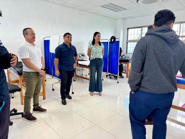 Moisés Pérez, Encargado de la Dirección General del IFEQROO y funcionarios durante el recorrido de supervisión en las instalaciones de la Universidad Politécnica de Bacalar, acompañado por personal operativo y autoridades del plantel.
