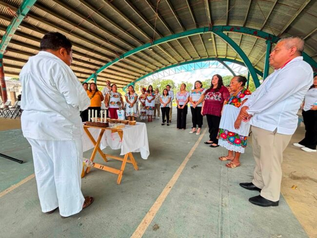 Entrega INMAYA reconocimientos en el marco de la conmemoración del Día Internacional de las Mujeres Indígenas, realizada en X-Hazil Sur, Felipe Carrillo Puerto.
