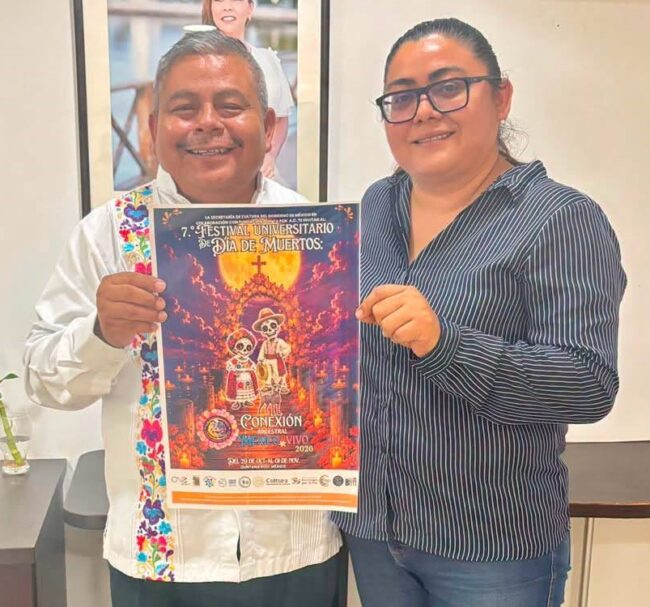 Enrique Chuc durante una reunión de trabajo con representantes de Fundación Pok Ta Pok, relacionada con la organización del Festival Universitario de Día de Muertos en Chetumal.