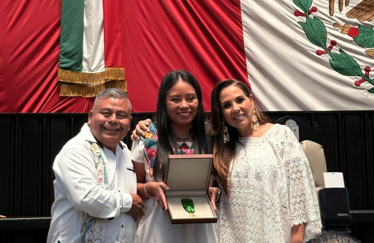 Deira Jiménez recibe la Medalla María Petrona Uicab