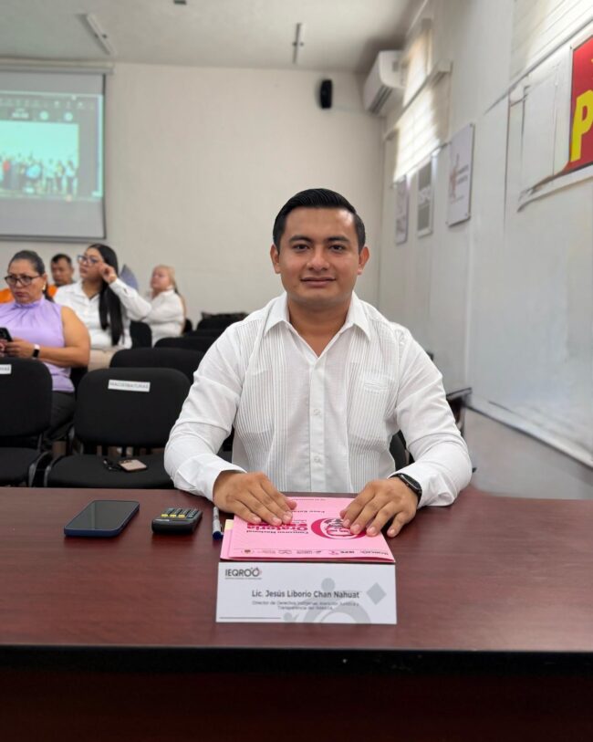 Jesús Liborio Chan Nahuat del INMAYA durante su participación como jurado calificador en el Concurso de Oratoria organizado por el IEQROO