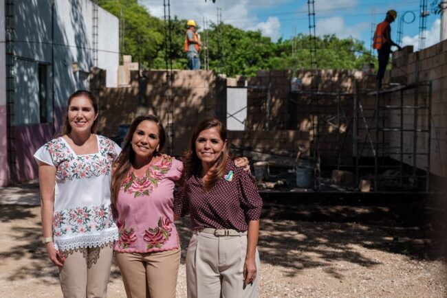 Atenea Gómez, Mara Lezama y Verónica Lezama durante el inicio de la construcción y rehabilitación del primer Centro de Asistencia Social del DIF en Isla Mujeres con atención especializada