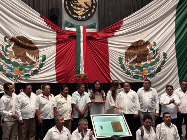Deira Patricia Jiménez Balam recibe Medalla María Petrona Uicab