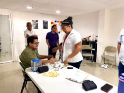 Durante Jornada del programa 3 X Mi Salud toma de glucosa