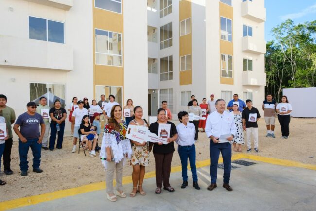Entrega de 288 viviendas en Puerto Aventuras con Mara Lezama