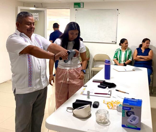 Enrique Chuc, director general en actividades del INMAYA, participa en actividades culturales, entrega apoyos sociales en Felipe Carrillo Puerto y encabeza acciones de prevención de la salud en Quintana Roo. Programa 3 X Mi Salud