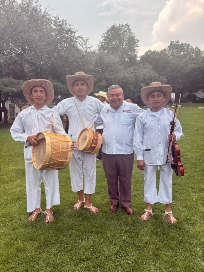 ENRIQUE CHUC DEL INMAYA CON REPRESENTANTES DE LA MÚSICA MAYAPAAX