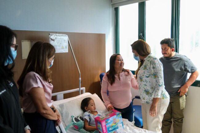 Mara Lezama Espinosa y Verónica Lezama Espinosa recorren Hospiten Cancún durante la Tercera Jornada de Cirugías de Cardiopatías Unidos de Corazón 2026, que beneficia a 27 menores. 