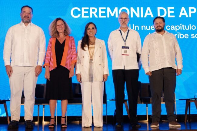 presidium con mara lezama en evento sobre la lucha contra el sargazo en Quintana Roo economía circular del sargazo Conferencia UE–Caribe Global Gateway sargazo en el Caribe aprovechamiento del sargazo tecnología contra el sargazo gestión sostenible del sargazo