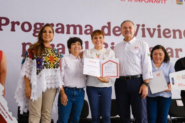 Mara Lezama acompaña al titular del INFONAVIT a la entrega de 288 viviendas en Puerto Aventuras en apoyo para familias de Quintana Roo.