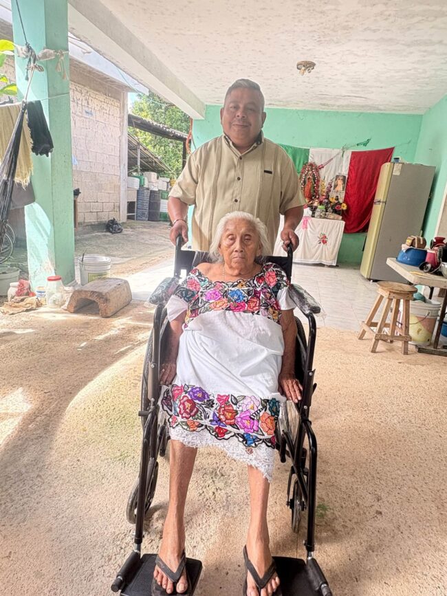 entrega silla de ruedas apoyos sociales