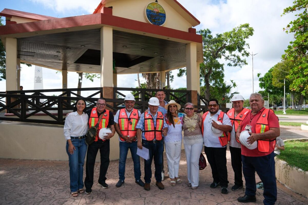 Mara Lezama recorre obras del Barrio Mágico de Chetumal