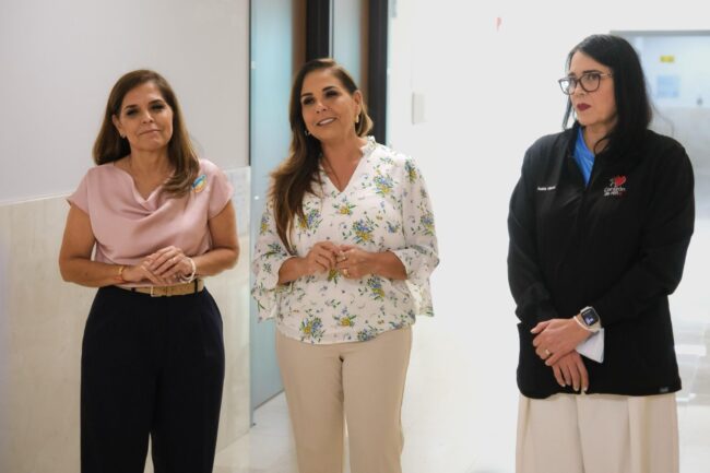 Mara Lezama y Verónica Lezama y Audelia Villarreal, directora y fundadora de Ayuda a Corazón de Niño, A.C. en recorrido durante la tercera jornada de Cardiopatías